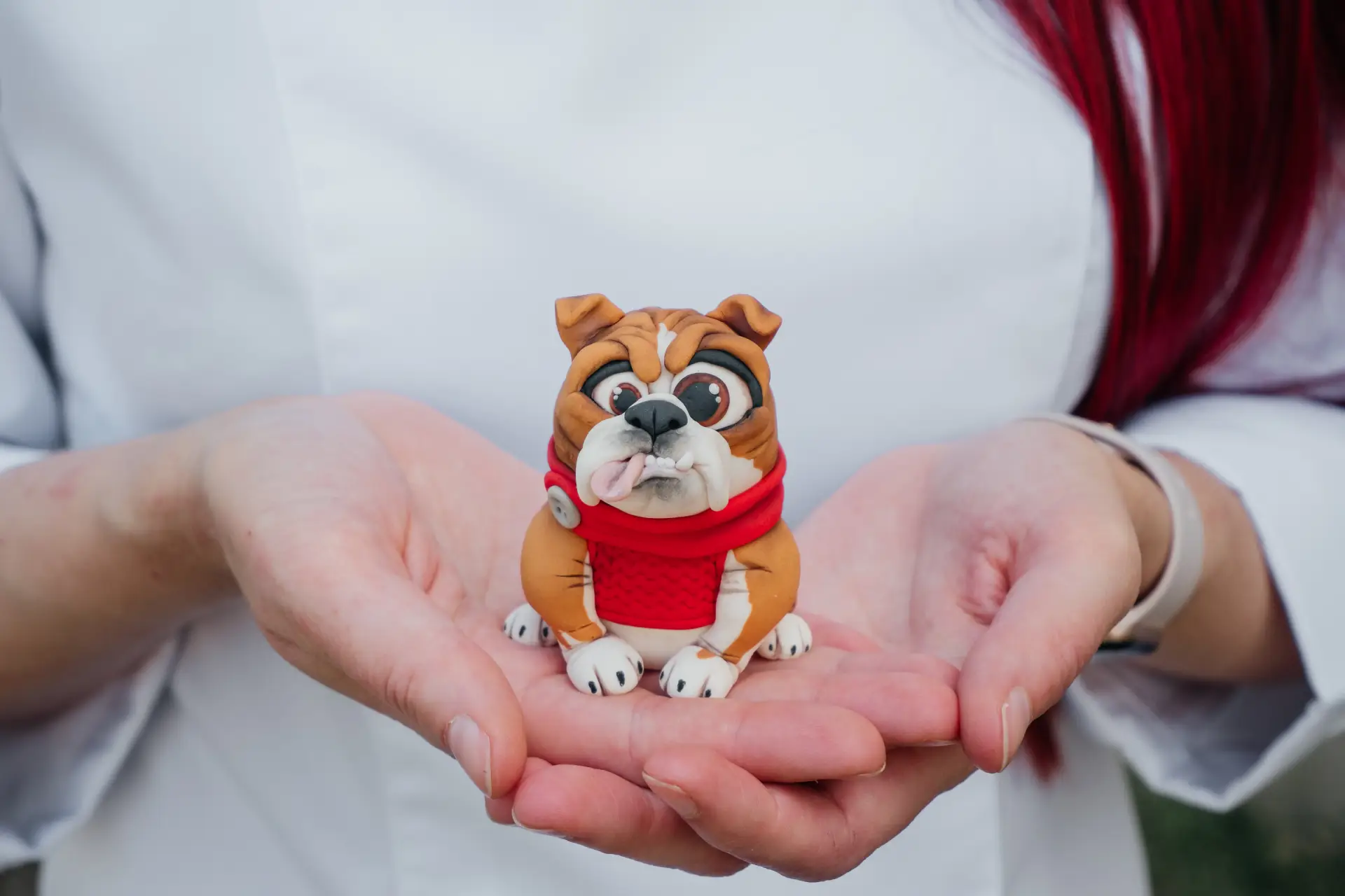 Modelovaná figurka buldočka z fondánu v rukách cukrářky Elišky Hebké