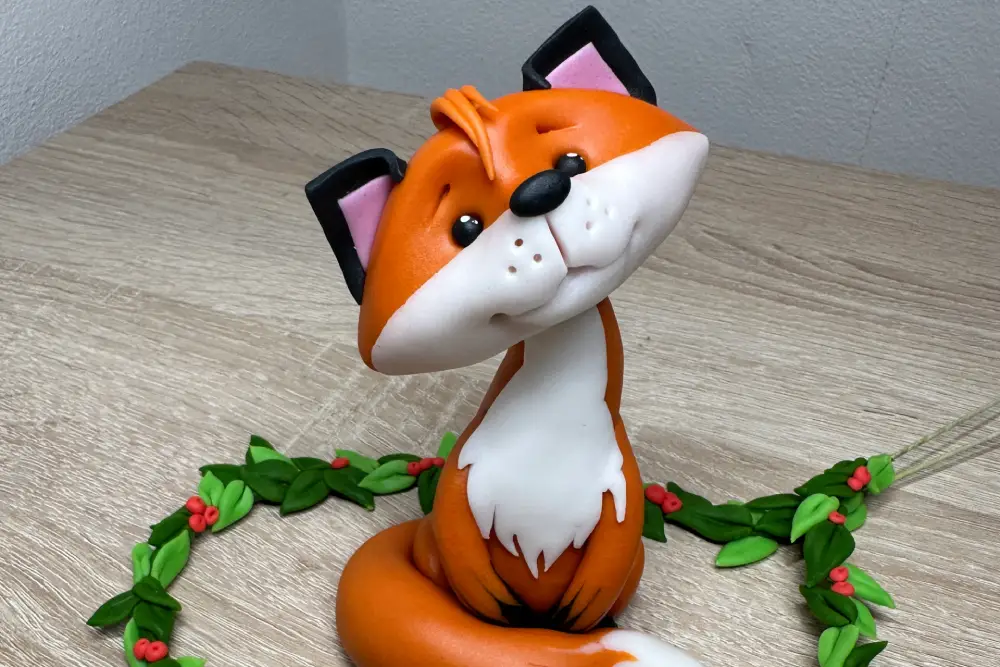 Liška pro začátečníky na stole z fondánu